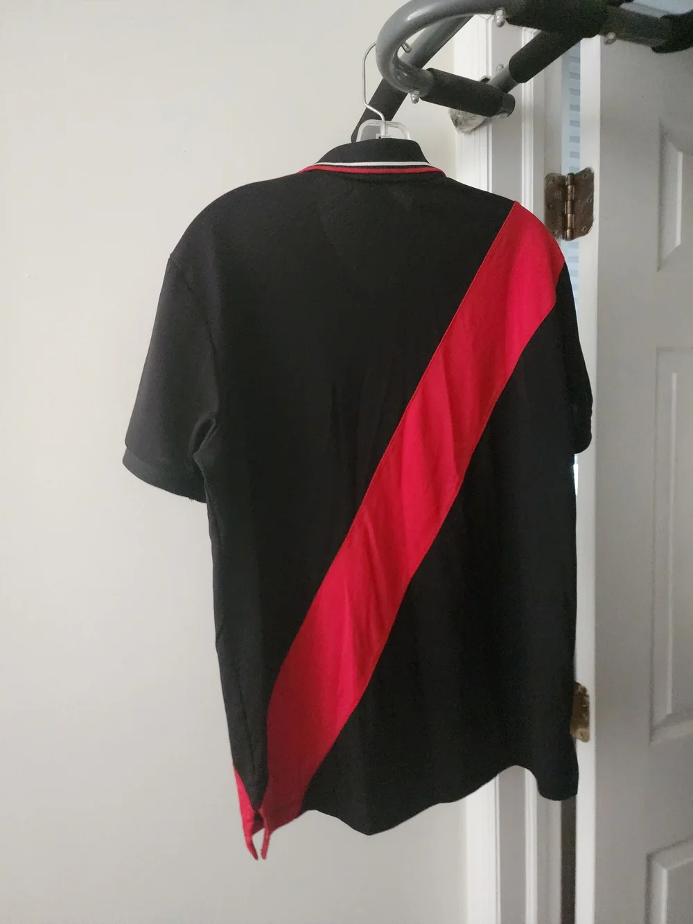 Ralph Lauren Wringkle Free Men’s Black Polo Shirt with Red Diagonal Stripe. S-M
